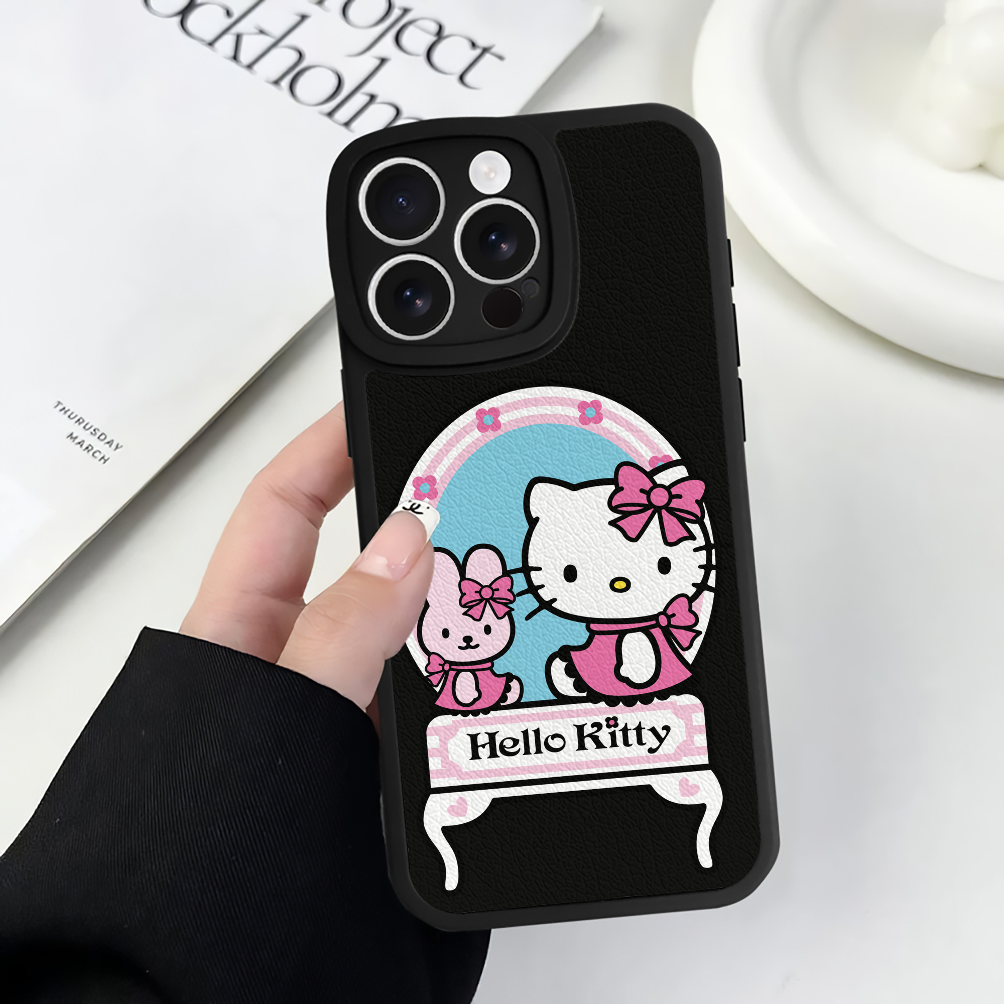 （画像用） Hello Kitty ハローキティ 【iPhone 16シリーズ対応】シリコンスマホケース（レザー調） 材質：シリコン